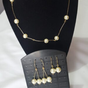 A Cream and Gold Wire Imitation Pearls Set